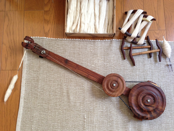 チャルカで糸紡ぎ | 小紋屋／茶縞染織